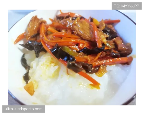 吴向东训练完直接啃生鸡胸肉，这自律看得我饭都吃不香了